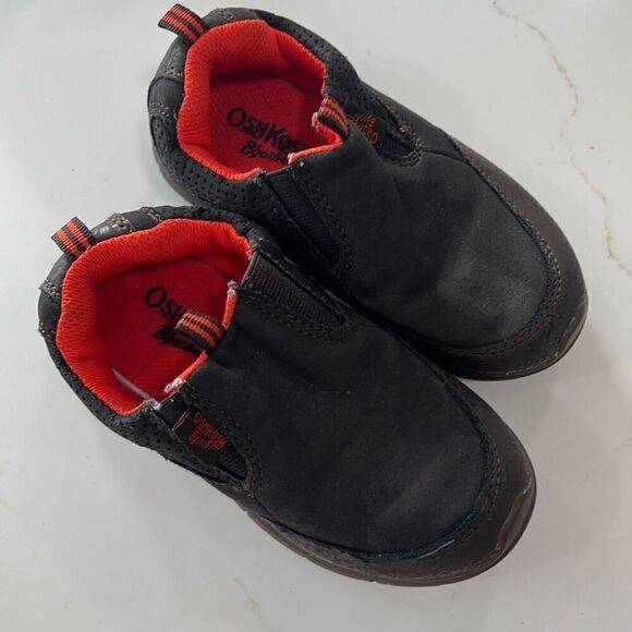 Bundle 2 pairs Oshkosh boys shoes toddler 10 - Picture 8 of 10